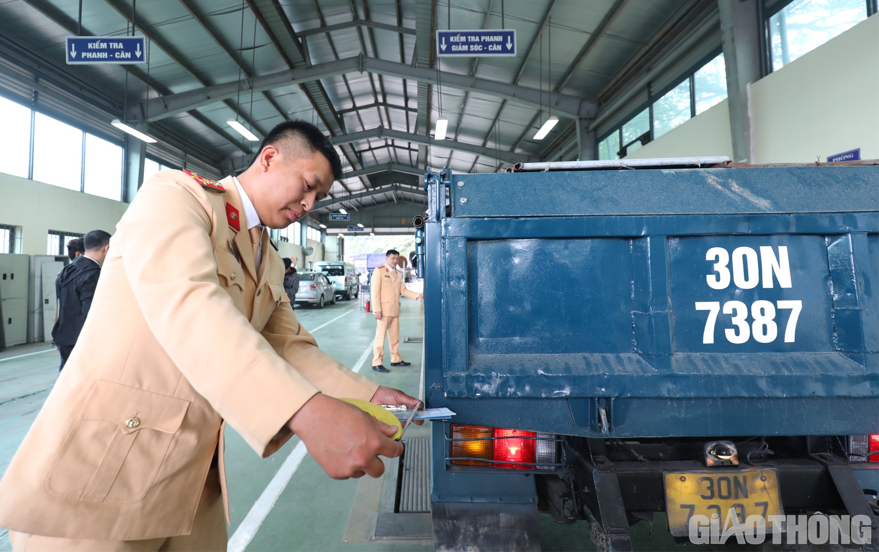 Cục trưởng Cục Đăng kiểm VN Nguyễn Chiến Thắng bày tỏ mong muốn đoàn công tác của Bộ Công an phối hợp với lực lượng đăng kiểm viên tại các trung tâm đăng kiểm nhanh chóng triển khai công việc, phục vụ nhu cầu chính đáng của người dân về kiểm định xe cơ giới