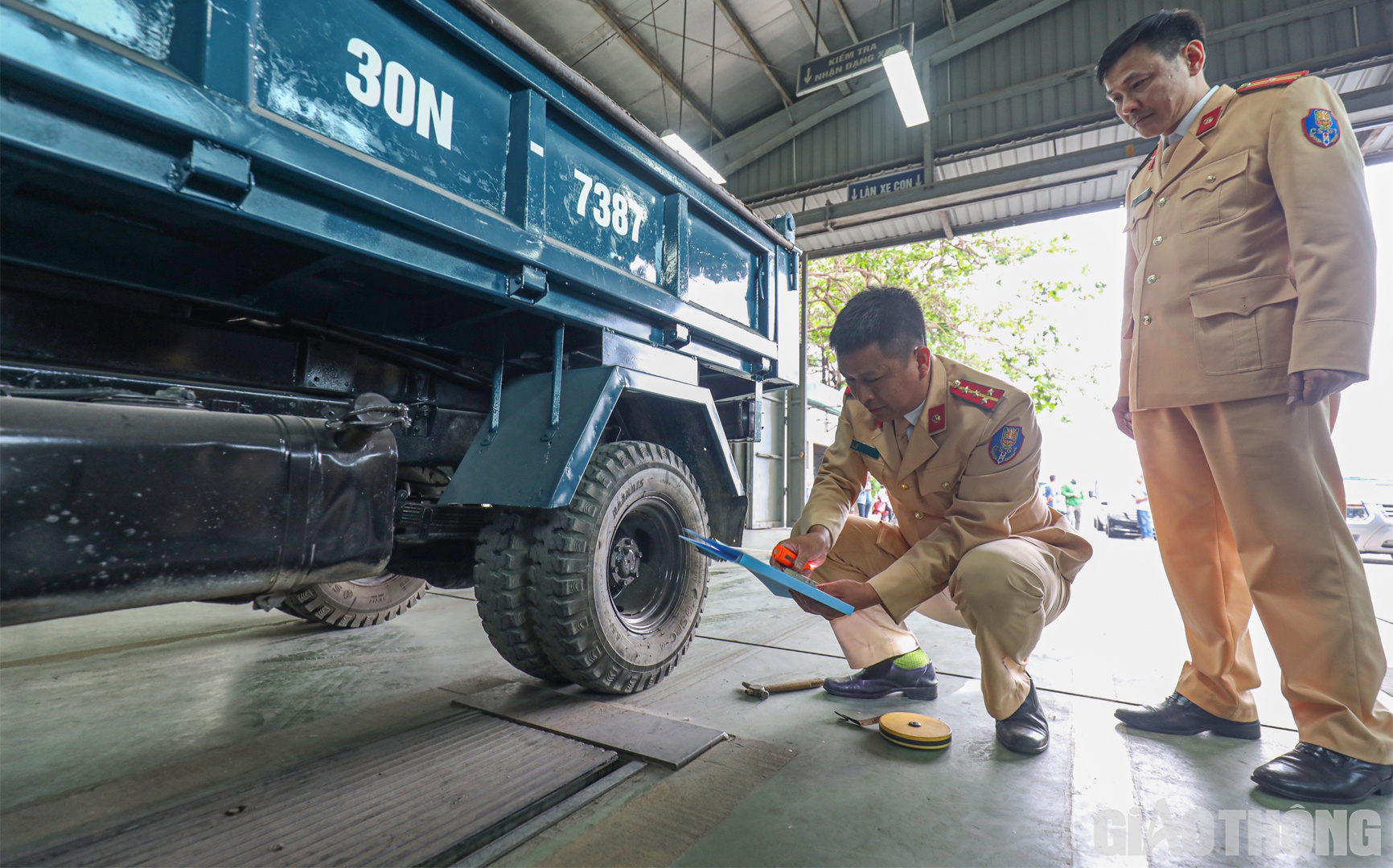Vào tuần tới, 5 Trung tâm đăng kiểm còn lại tại Hà Nội gồm: 2901S, 2902V, 2903V, 3301S và 2905V - CA sau khi đảm bảo đủ điều kiện hoạt động trở lại cũng sẽ được bổ sung lực lượng cán bộ, chiến sỹ CSGT hỗ trợ ngay