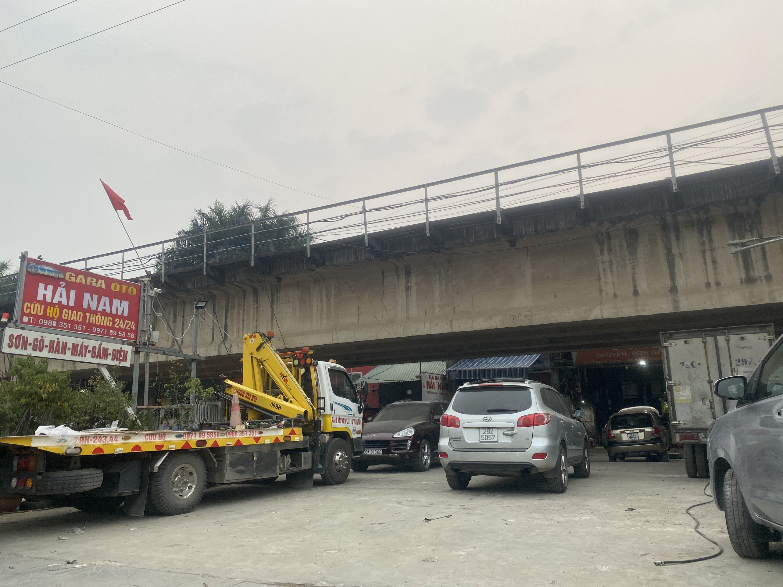 Biển hiệu gara ô tô Hải Nam vẫn xuất hiện sau khi lực lượng chức năng ra quân xử lý.