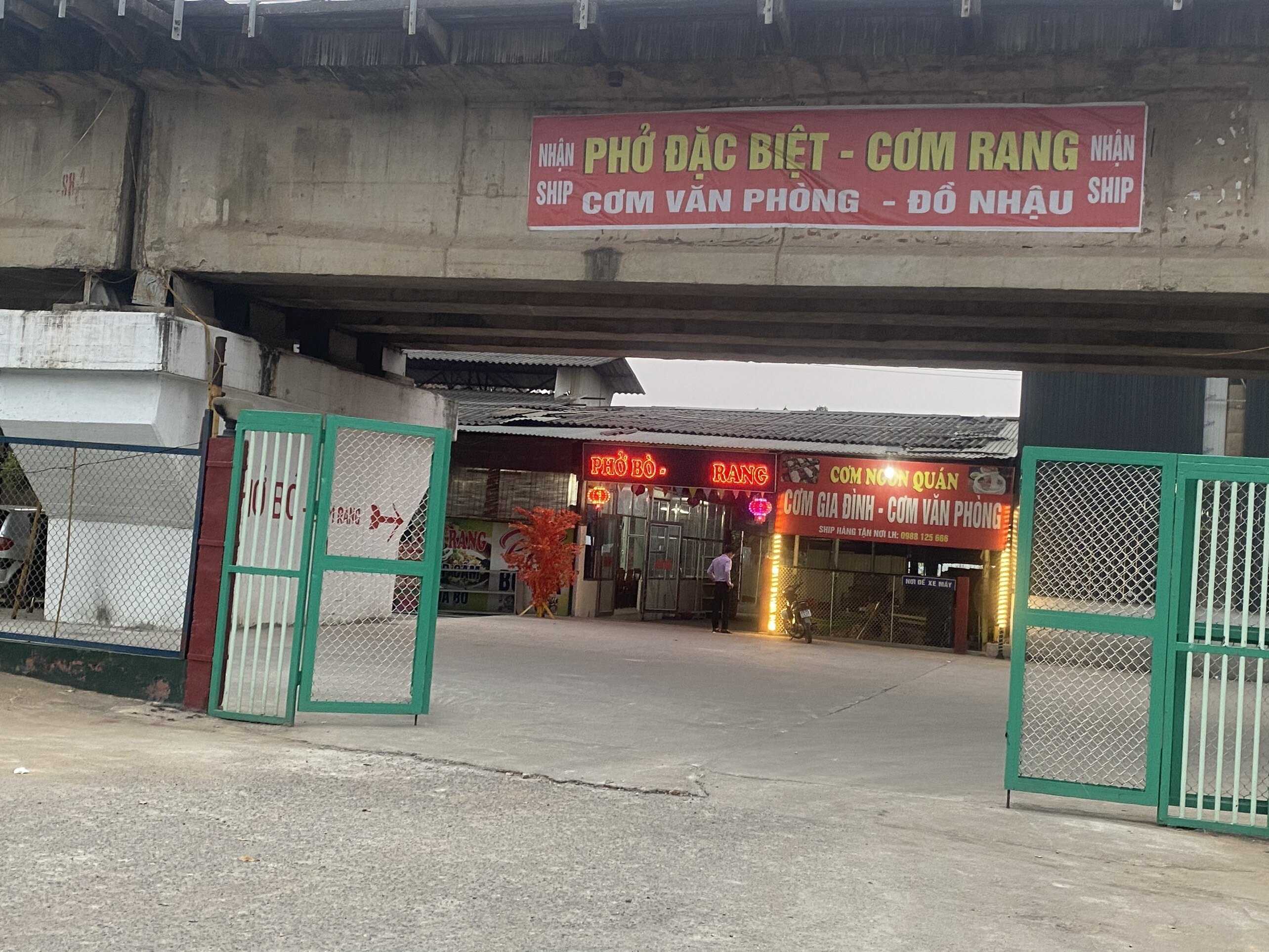 Ông Lê Tư Tiến, Phó Chủ tịch UBND xã Hải Bối cho biết, đã nắm được hiện tượng tái lấn chiếm. "Chúng tôi sẽ tiếp tục xử lý những trường hợp tái lấn chiếm gầm cầu đường sắt Bắc Hồng - Văn Điển", ông Tiến thông tin.