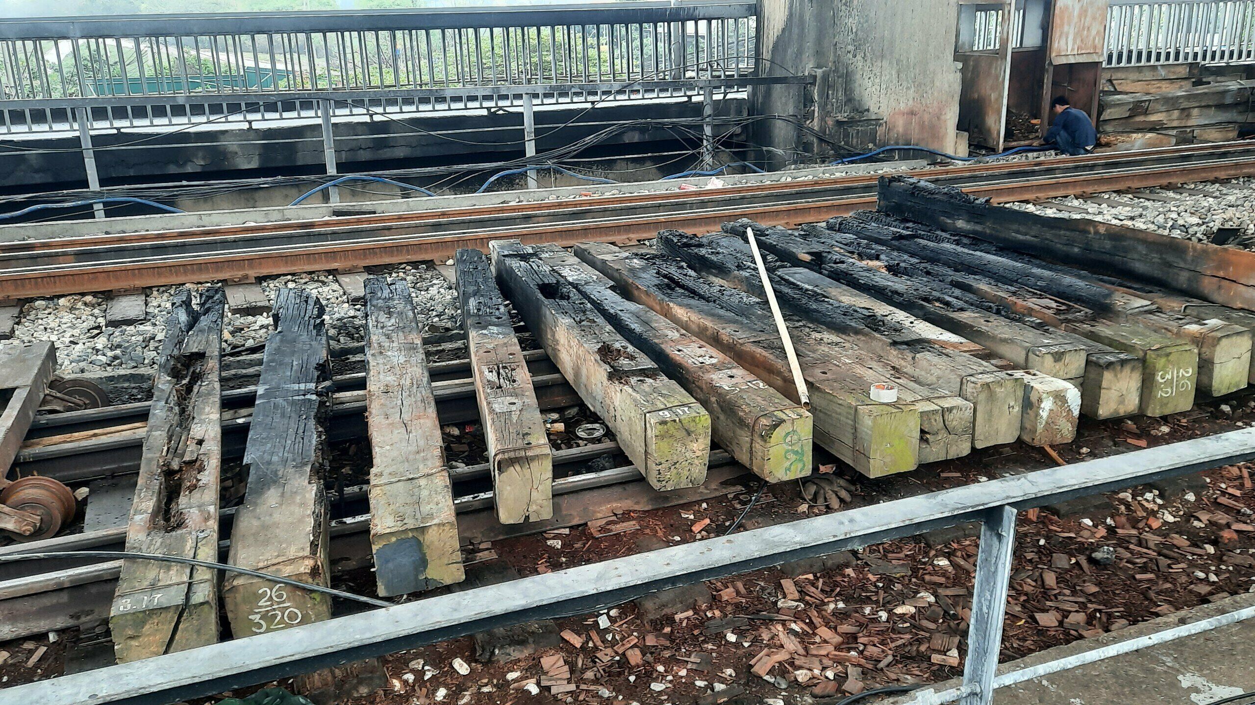 Vụ cháy đã khiến những thanh dầm phía trên tầng 2 của cầu bị khói ám đen kịt. Nhiều thanh tà vẹt của đường sắt trên cầu Thăng Long cũng bị cháy đen thui sau vụ cháy.