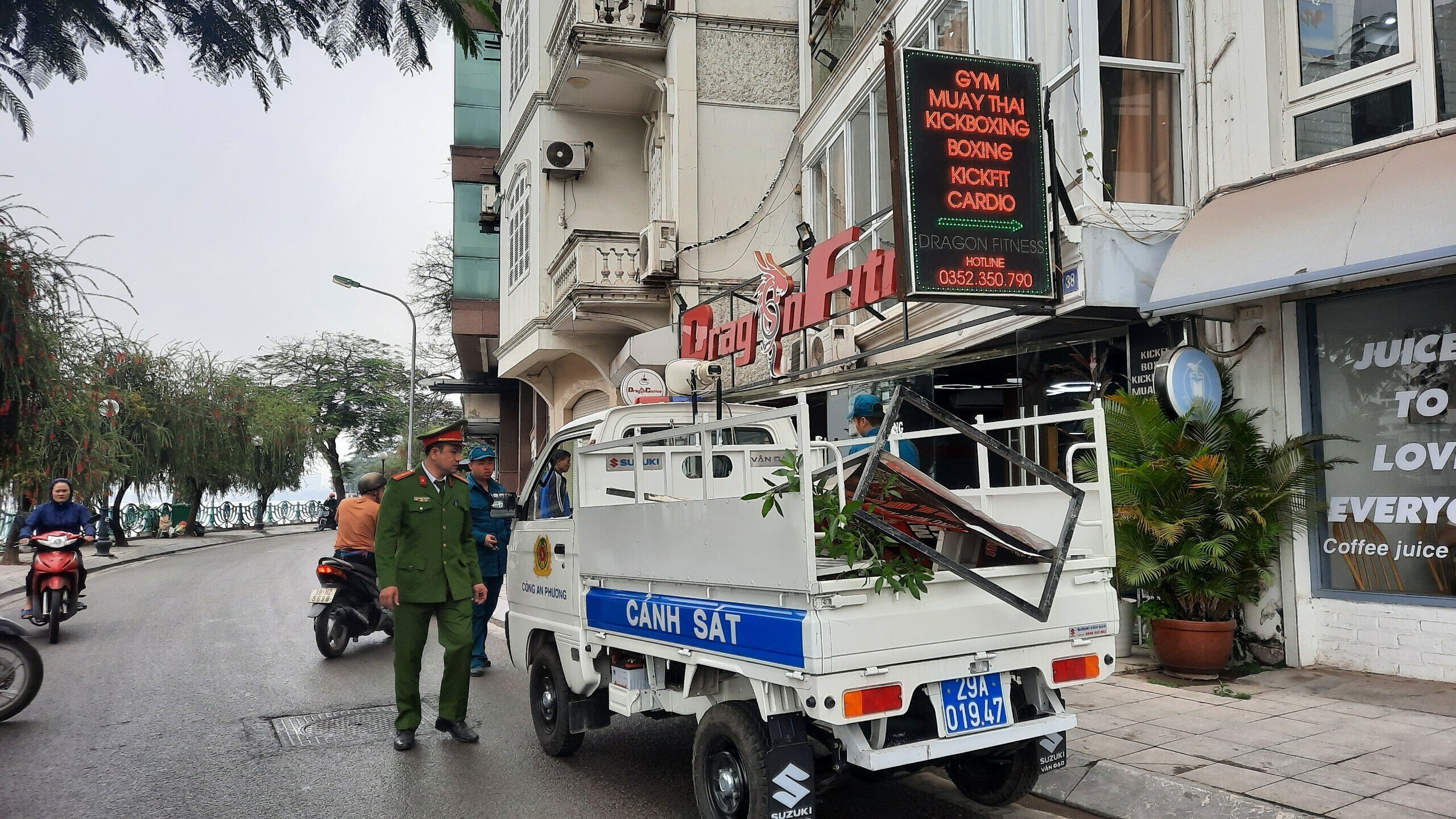 Ngày 11/3, theo chân Tổ công tác của Công an phường  Quảng An và Xuân La (Tây Hồ) nhắc nhở, xử lý hiện tượng lấn chiếm vỉa hè, PV nhận thấy đa phần chủ cửa hàng kinh doanh đã chấp hành, tuy nhiên một số cửa hàng kinh doanh vẫn vi phạm.
