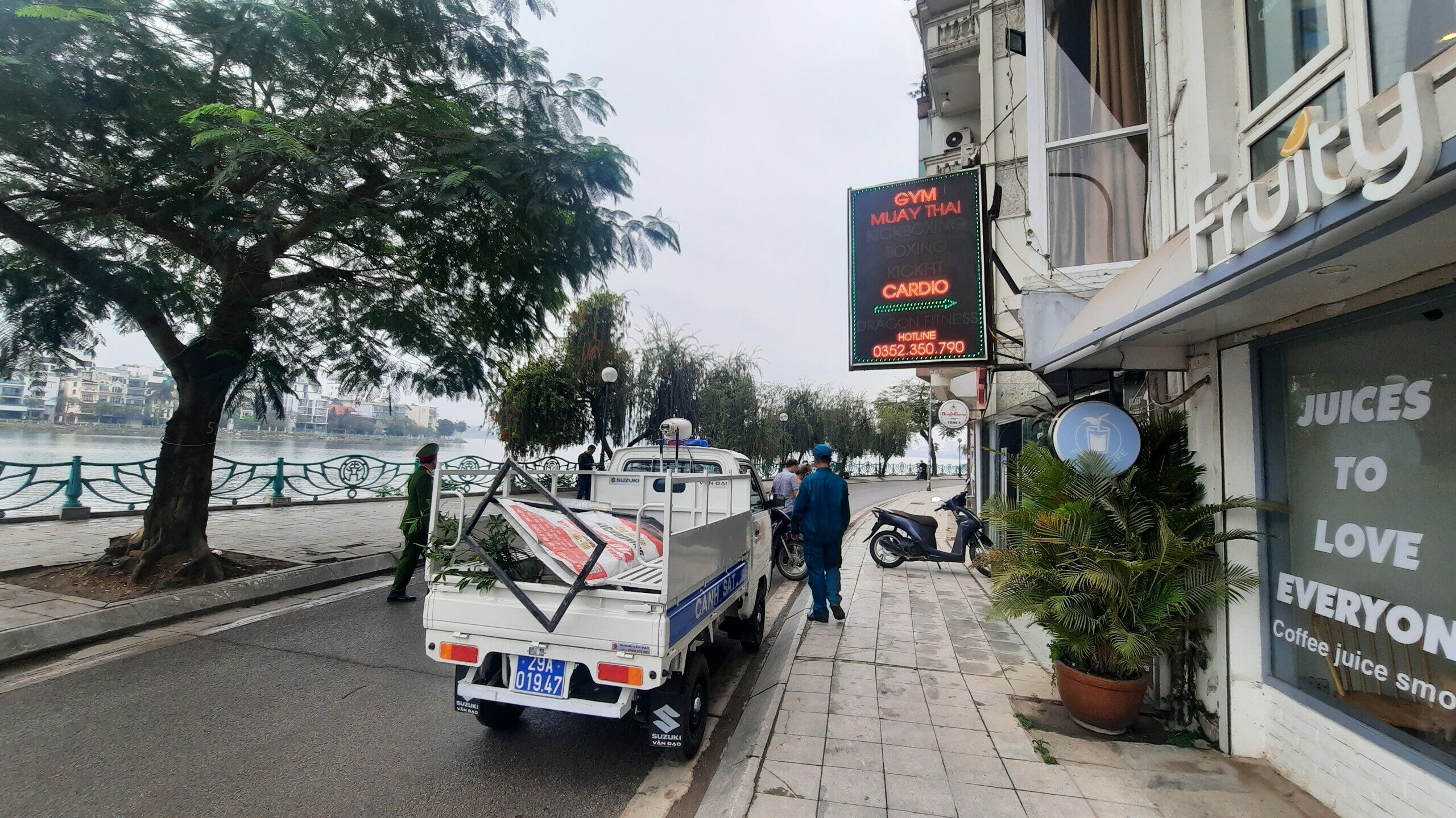 "Nếu hộ kinh doanh nào được nhắc nhở mà vẫn cố tình thực hiện hành vi lấn chiếm vỉa hè thì chúng tôi sẽ cương quyết xử lý nghiêm", ông Tân nói.