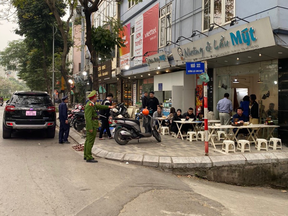 Tại những tuyến phố ở phường Xuân La, lực lượng Công an phường cũng liên tục tuần tra, nhắc nhở, xử lý những vi phạm trật tự vỉa hè, lòng đường.