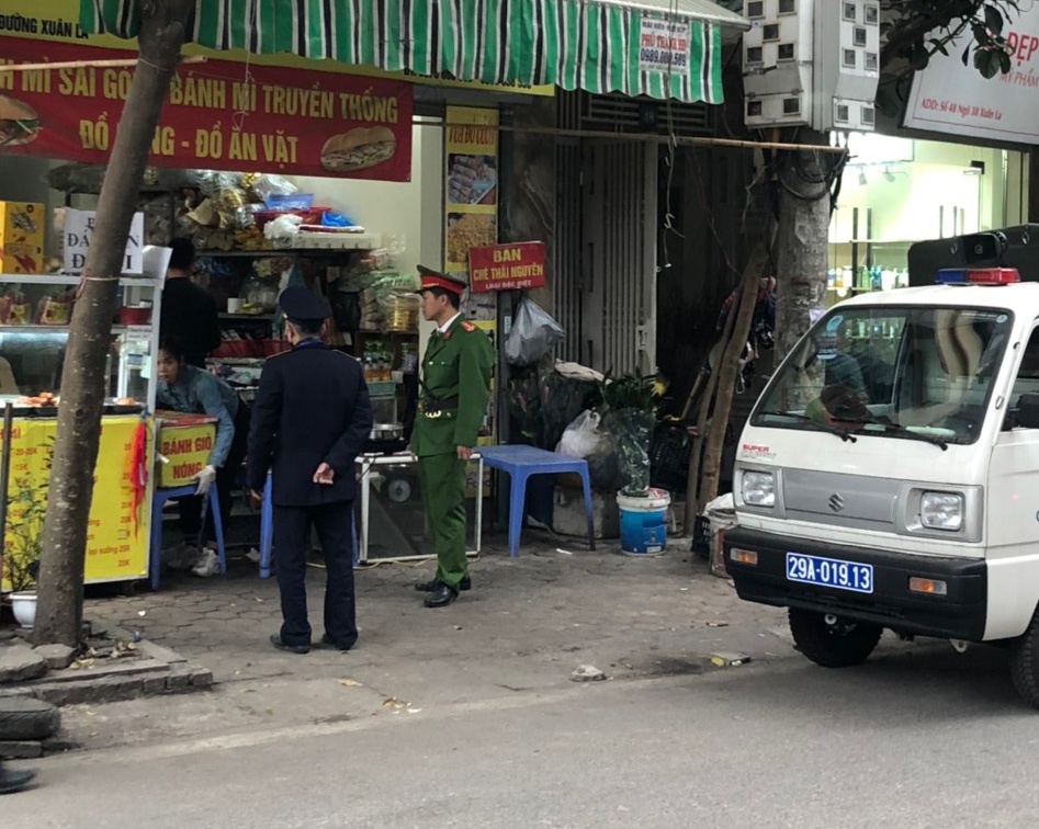 Công an phường Xuân La cho biết, từ ngày 6/3 đến 11/3, đơn vị đã xử phạt 43 trường hợp vi phạm vỉa hè, lòng đường với tổng số tiền là 44 triệu đồng.