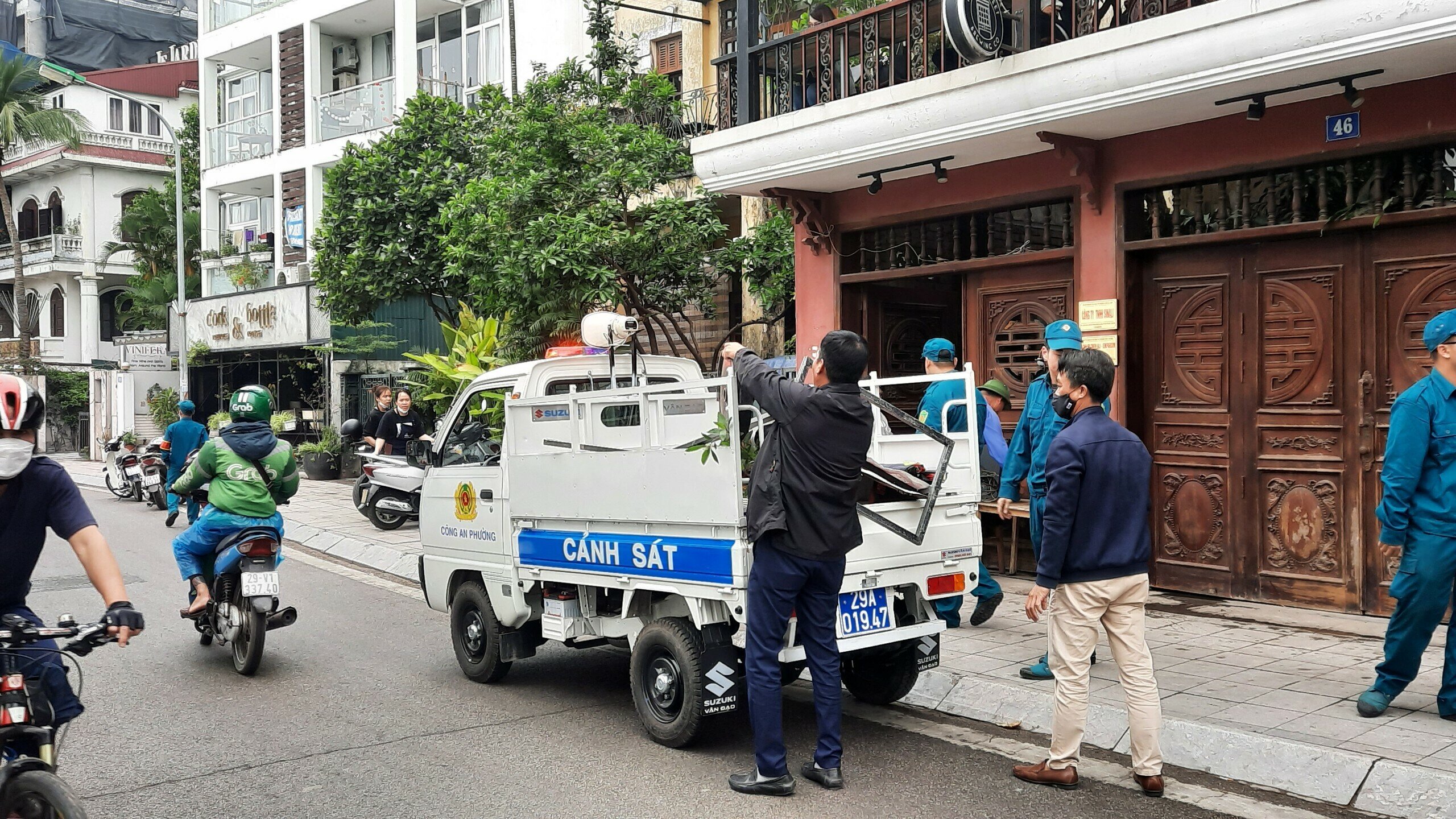 Tại phố Quảng An, Tổ công tác Công an phường Quảng An đã xử lý và nhắc nhở nhiều cửa hàng vi phạm trật tự vỉa hè.