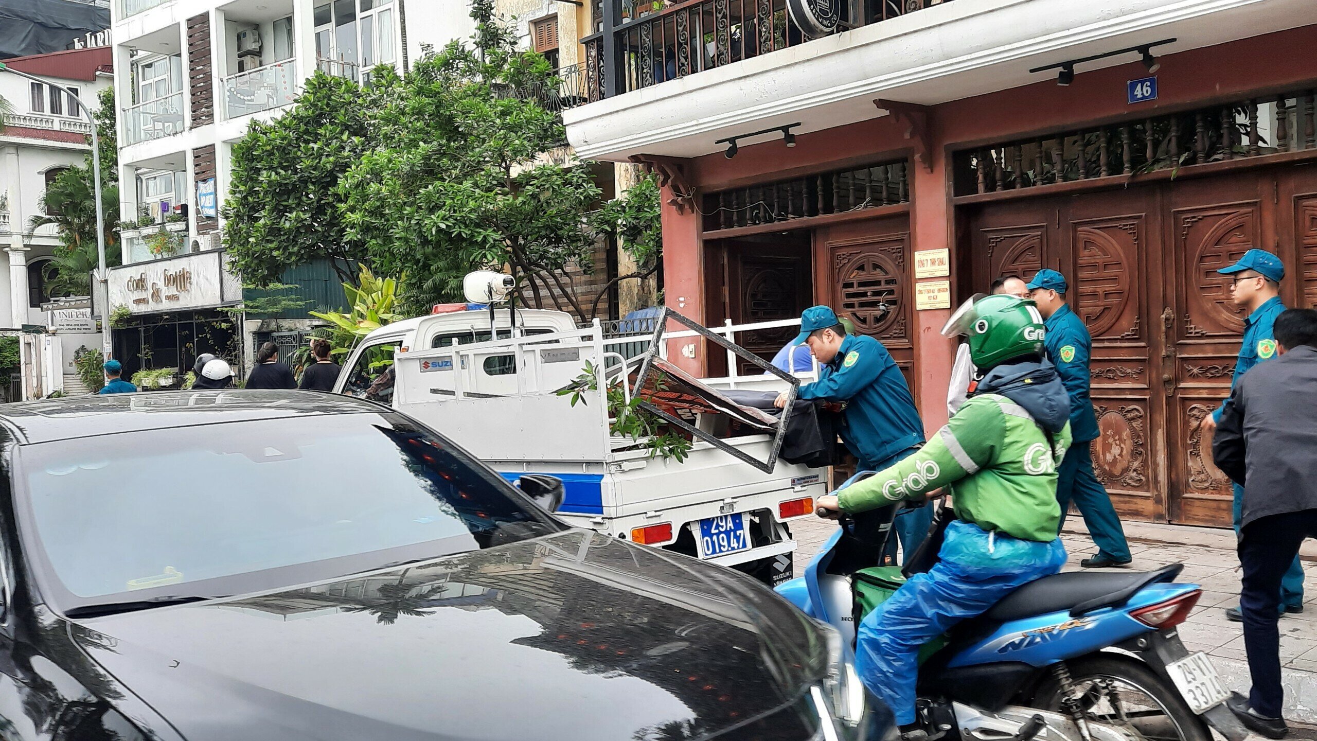 Tổ công tác đã thu giữ không ít những biển quảng cáo lấn chiếm vỉa hè.