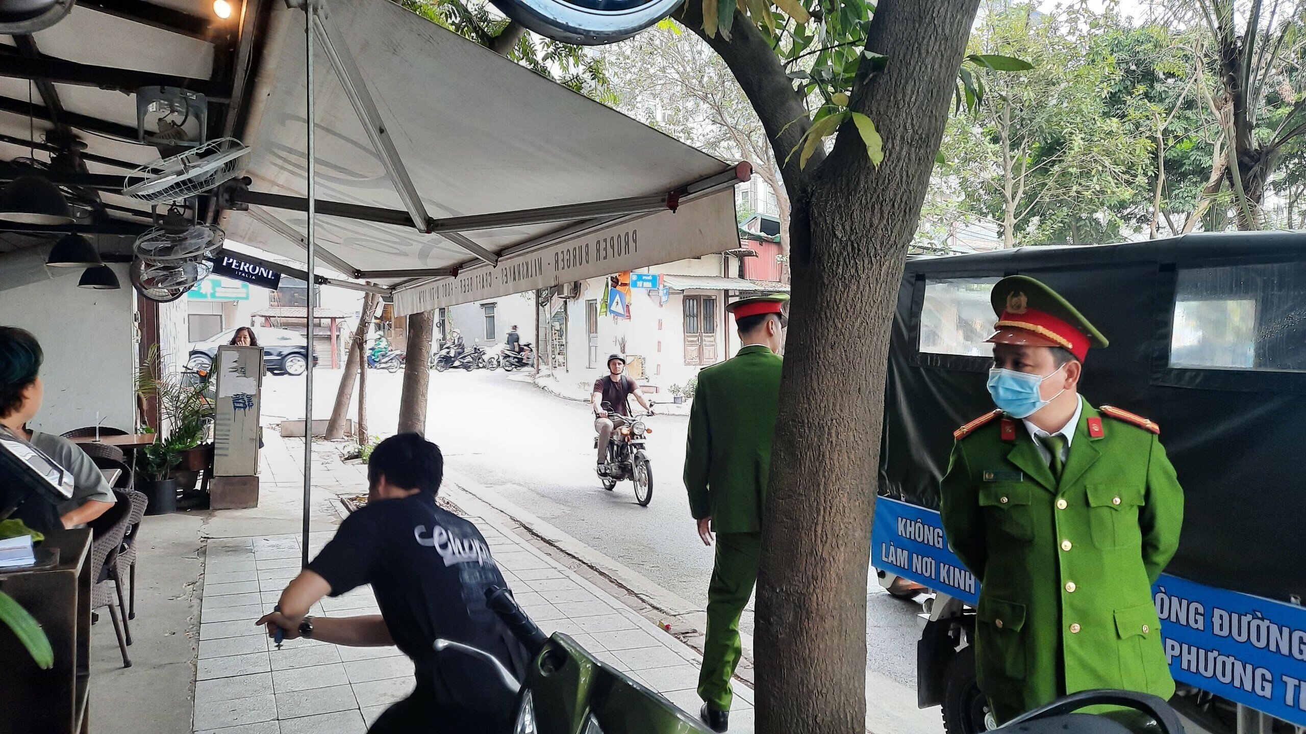 Những mái che đua ra vỉa hè cũng được Tổ công tác yêu cầu chủ cơ sở kinh doanh tự tháo dỡ, nếu không thực hiện sẽ bị thu giữ.