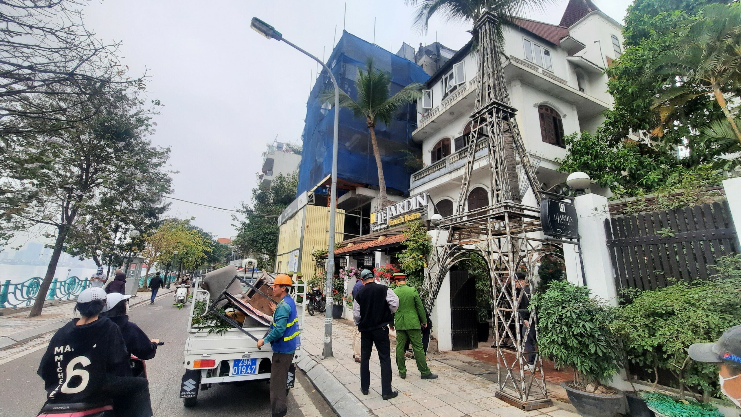 Đặc biệt trong quá trình xử lý, Tổ công tác phát hiện một cơ sở kinh doanh tên Le Jardin đã dựng một "tháp Paris" bằng sắt với chân đế khoảng 15m2, chiều cao khoảng 15 m lấn chiếm một phần vỉa hè.