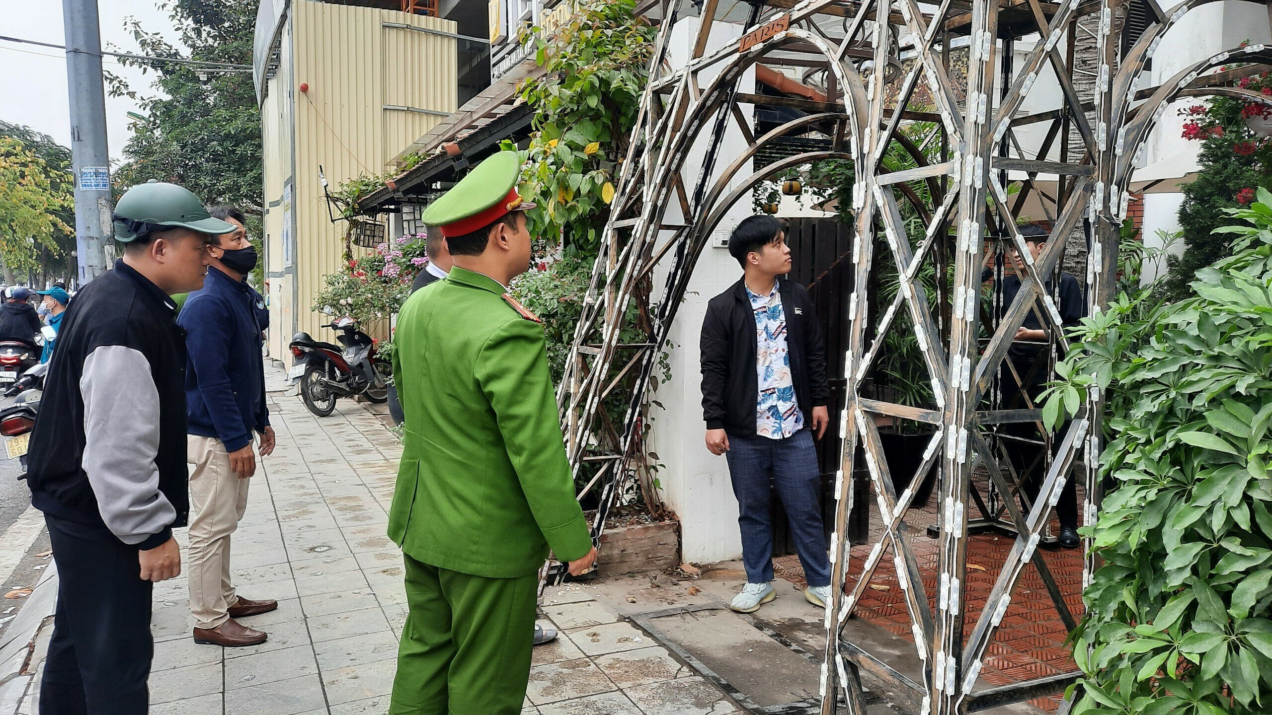 Sau đó, Tổ công tác Công an phường Quảng An đã yêu cầu chủ cơ sở kinh doanh phải di chuyển "tháp Paris" này khỏi vỉa hè.