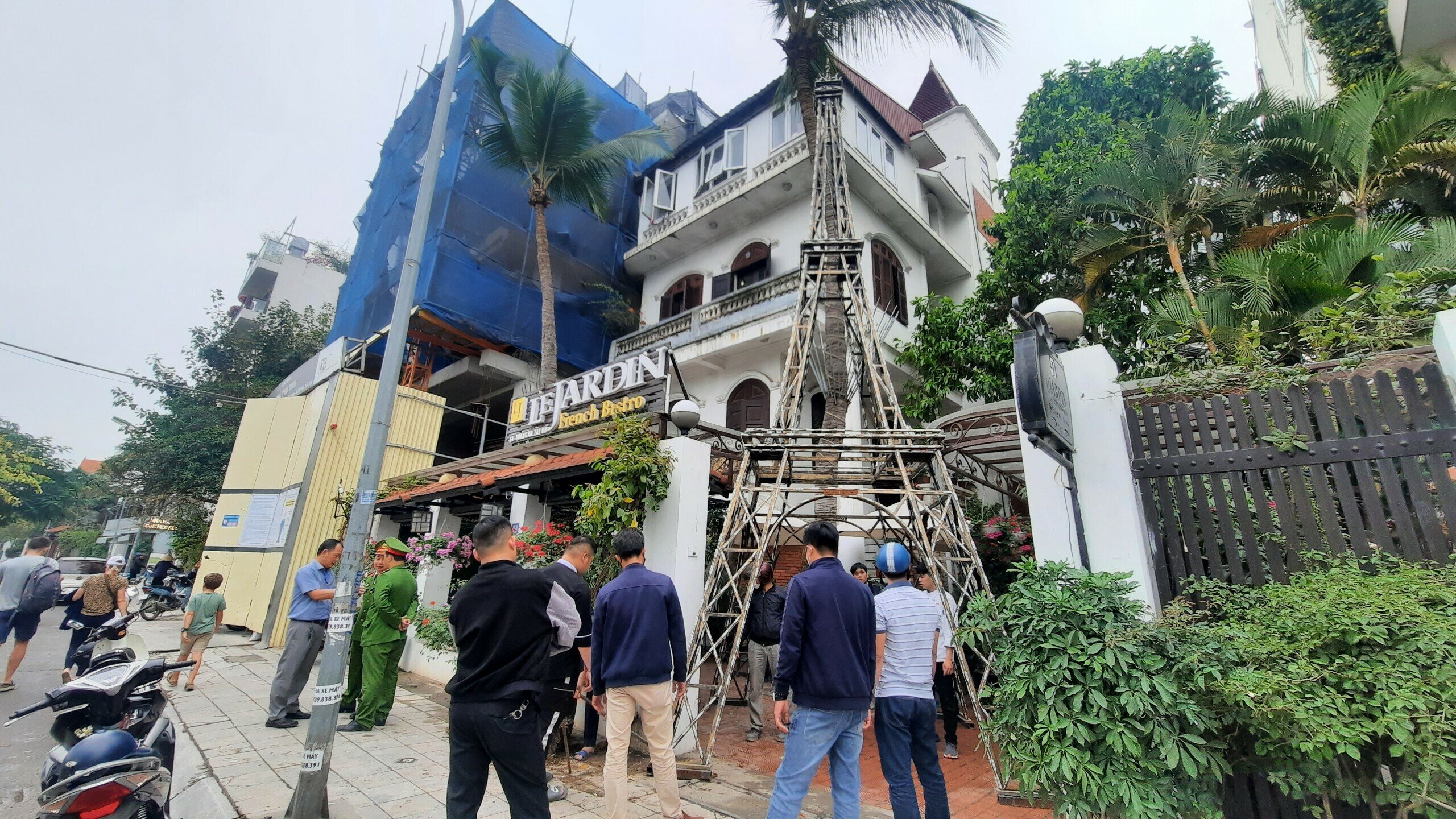 Dù mất khá nhiều thời gian, nhưng "tháp Paris" lấn chiếm một phần vỉa hè cũng đã được di chuyển vào phần đất của chủ cơ sở kinh doanh.