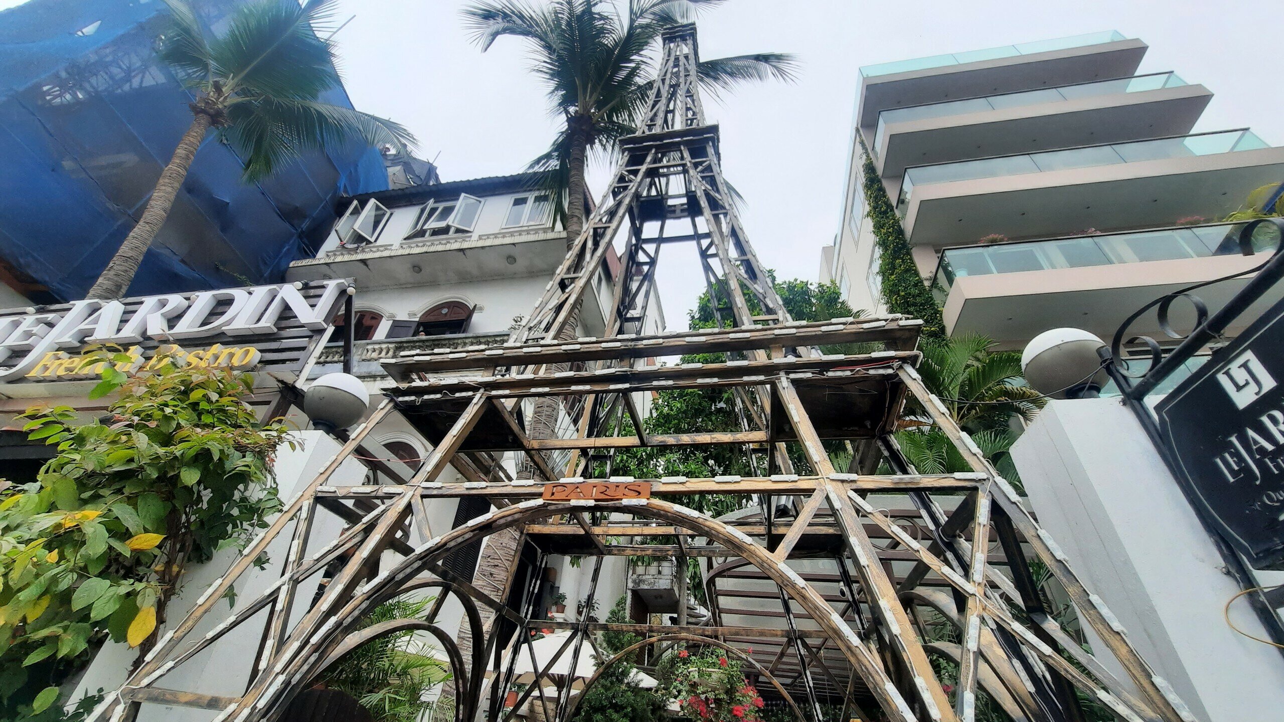 Trung tá Lê Văn Tân, Phó trưởng Công an phường Quảng An cho biết, thực hiện kế hoạch của Ban chỉ đạo 197 TP Hà Nội, phường Quảng An đã tuyên truyền, vận động người dân chấp hành nghiêm túc, không lấn chiếm vỉa hè.