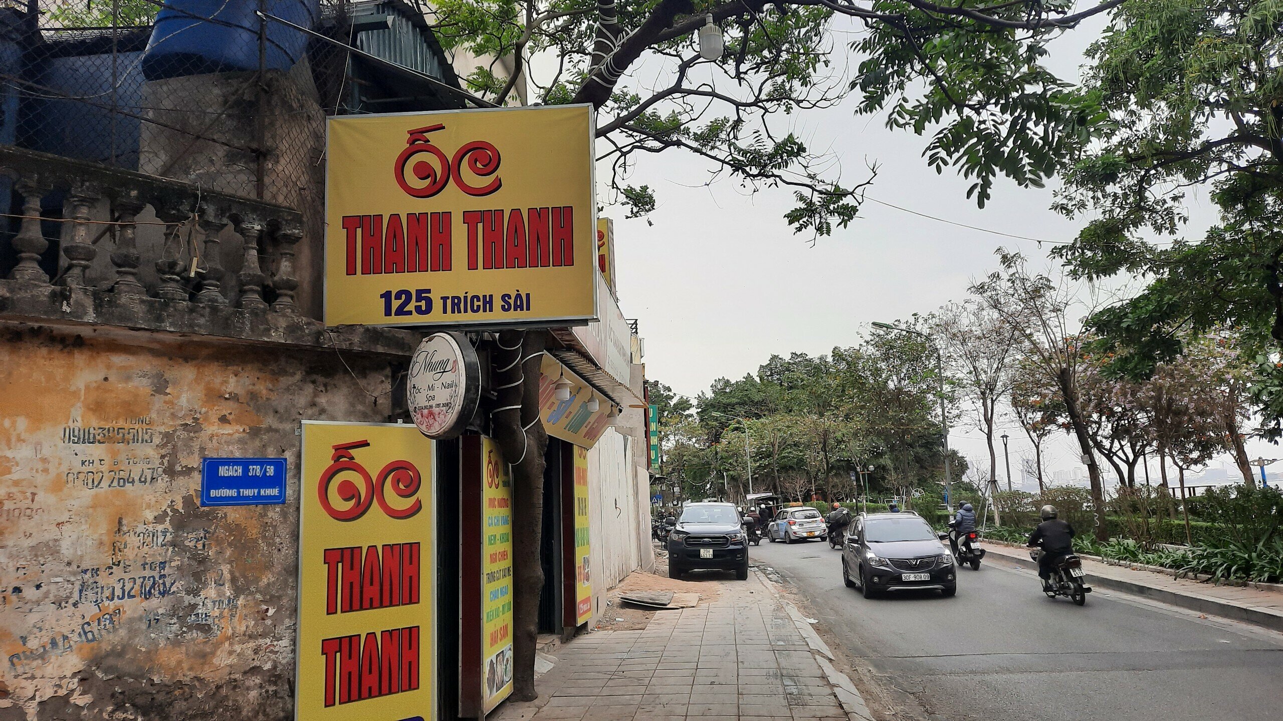 Những người điều khiển ô tô đỗ trên vỉa hè không đúng quy định bị xử phạt từ 800 nghìn đồng đến 1 triệu đồng.