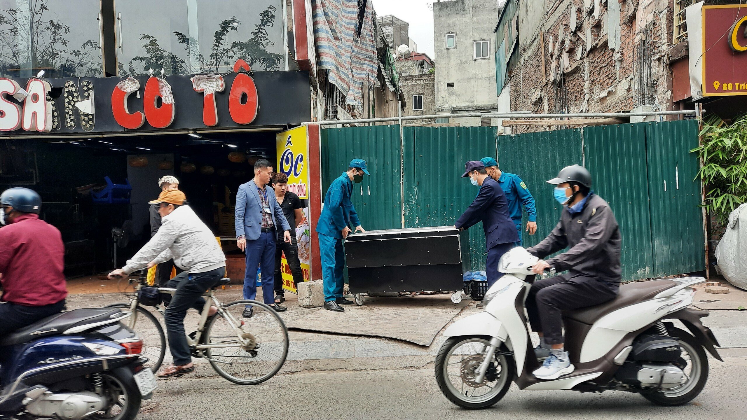 Được biết, sau một tuần (từ ngày 6 - 11/3) ra quân xử lý vi phạm trật tự vỉa hè, phường Bưởi đã tháo dỡ 20 biển quảng cáo; 13 mái che, mái vẩy; phá dỡ 8 bục bệ, bồn cây xây dựng trái quy định; xử phạt 4 trường hợp chiếm dụng vỉa hè để kinh doanh với số tiền là 10 triệu đồng và 8 trường hợp bán hàng rong số tiền là 1,2 triệu đồng...