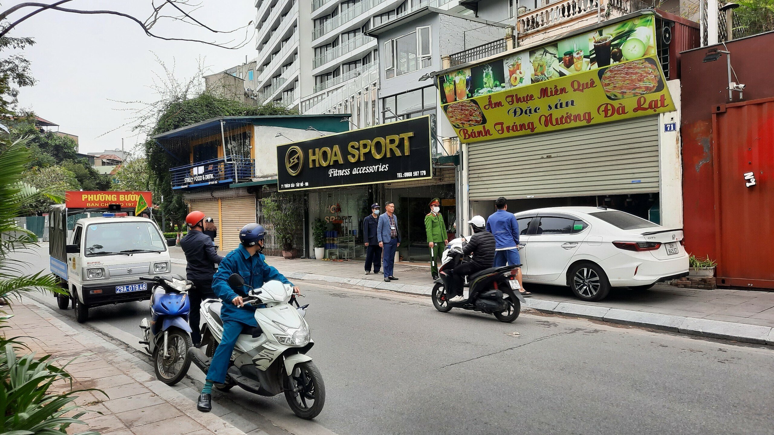 "Hàng ngày, Ban chỉ đạo 197 của phường đều có Tổ công tác đi tuần tra, kiểm soát, nhắc nhở xử lý những vi phạm về lấn chiếm vỉa hè. Kết quả thực hiện được báo cáo về quận lúc 17h chiều hàng ngày. Đây cũng là cách làm để các phường nâng cao trách nhiệm trong đảm bảo trật tự vỉa hè", ông Hoài nói.