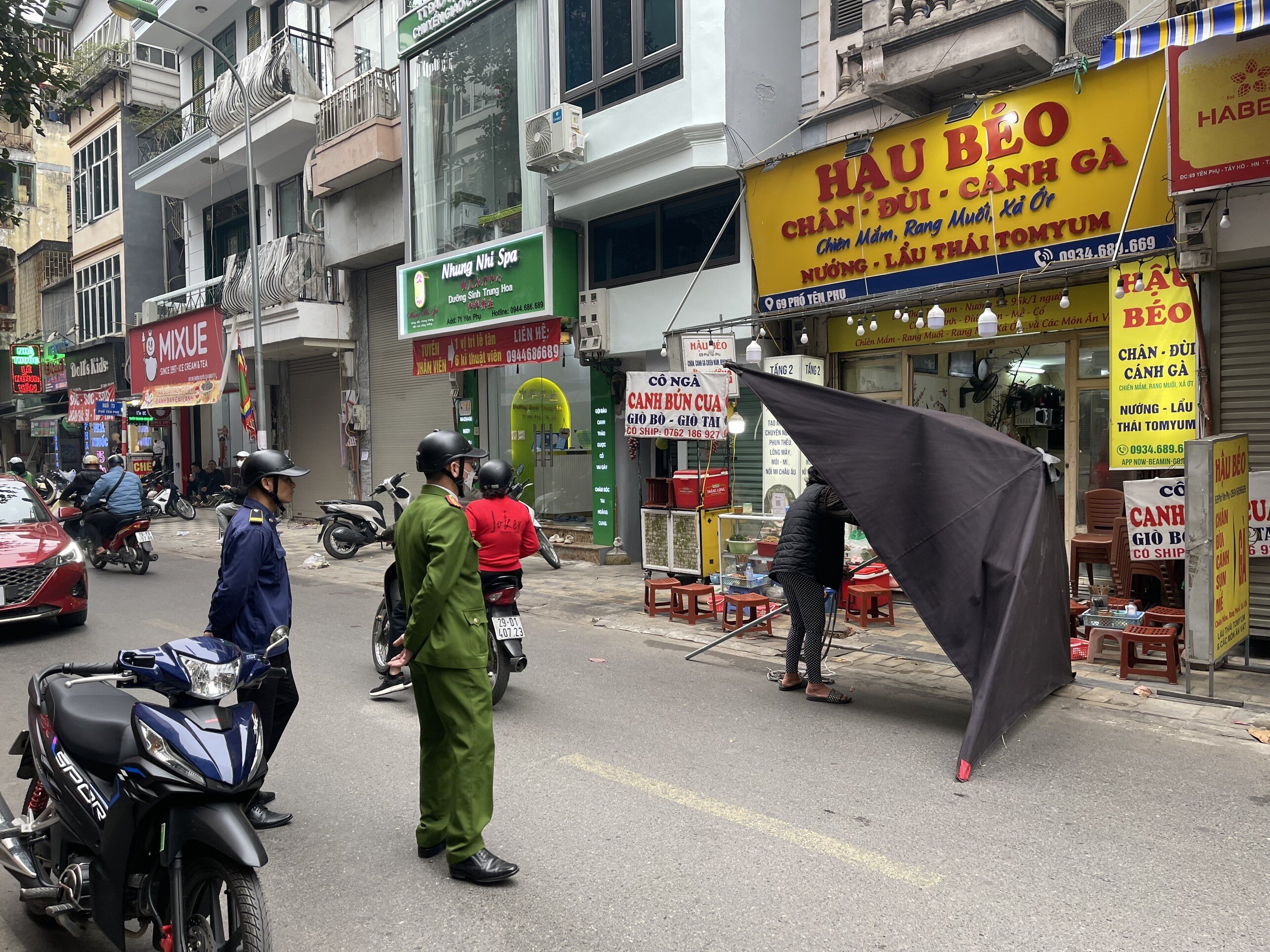 Tại phường Yên Phụ (quận Tây Hồ), nhiều tuyến phố khi Tổ công tác 197 của phường đi nhắc nhở thì người dân đã nghiêm chỉnh chấp hành việc dọn dẹp biển hiệu, ô che không đúng quy định trên vỉa hè vào nhà.