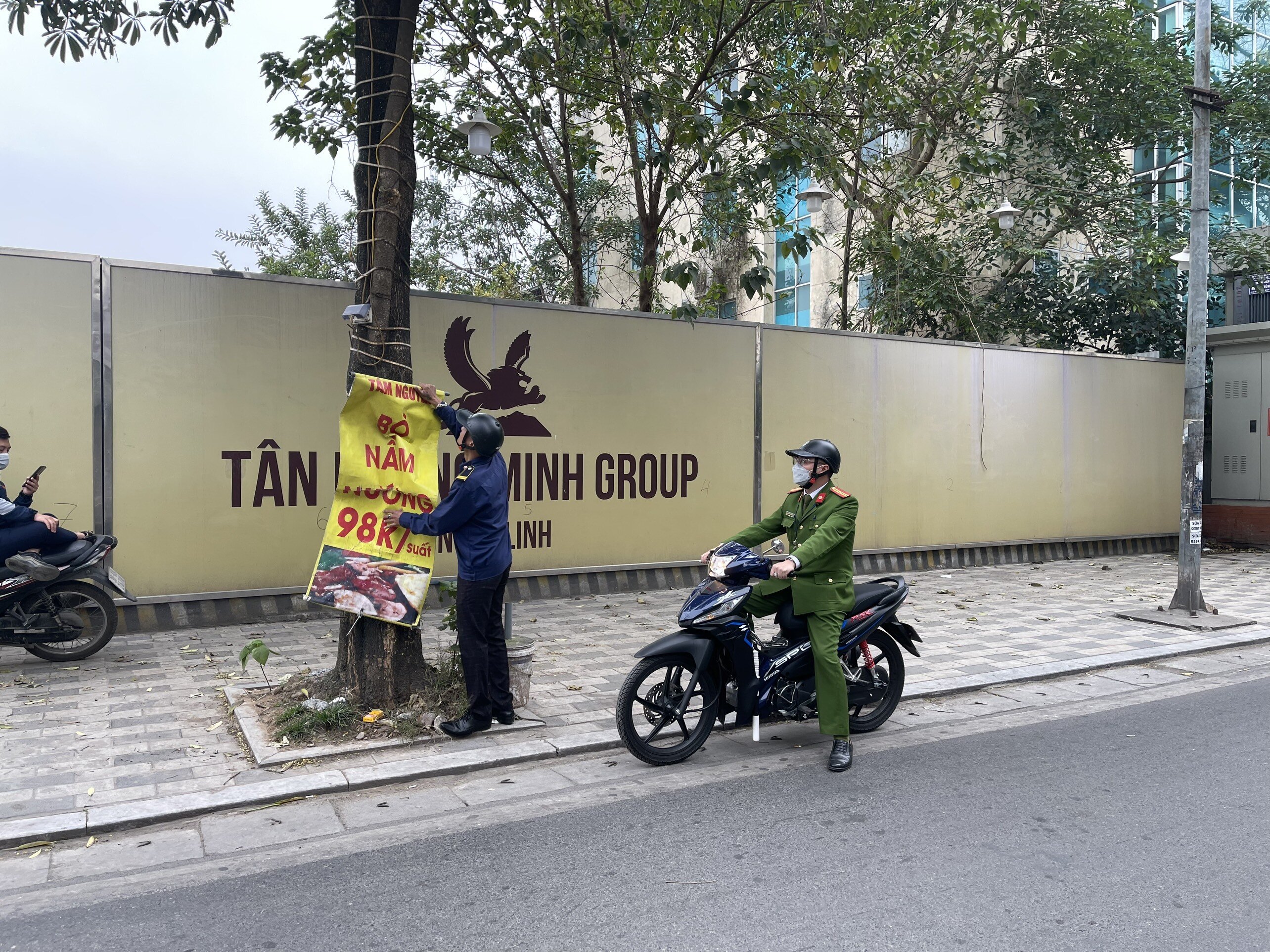 Công an phường Yên Phụ cho biết, từ ngày 1 - 12/3, phường Yên Phụ đã xử phạt 7 trường hợp chiếm dụng vỉa hè để kinh doanh với số tiền 17,5 triệu đồng; tháo dỡ 96 biển quảng cáo, 29 mái che, mái vẩy, 22 bồn cây, bóc gỡ 50 tờ rao vặt dán trên bốt điện, bờ tường.