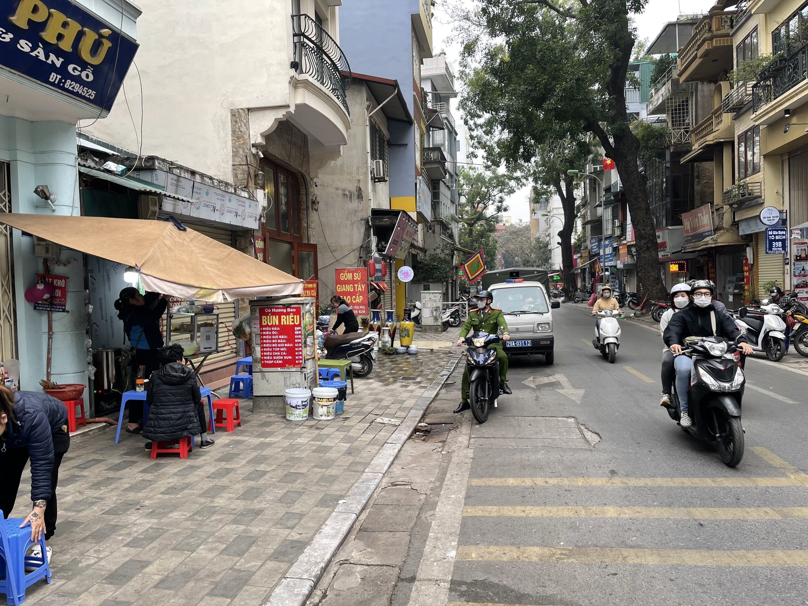 Lực lượng chức năng hàng ngày liên tục tuần tra lưu động, nhắc nhở các hộ không lấn chiếm vỉa hè.