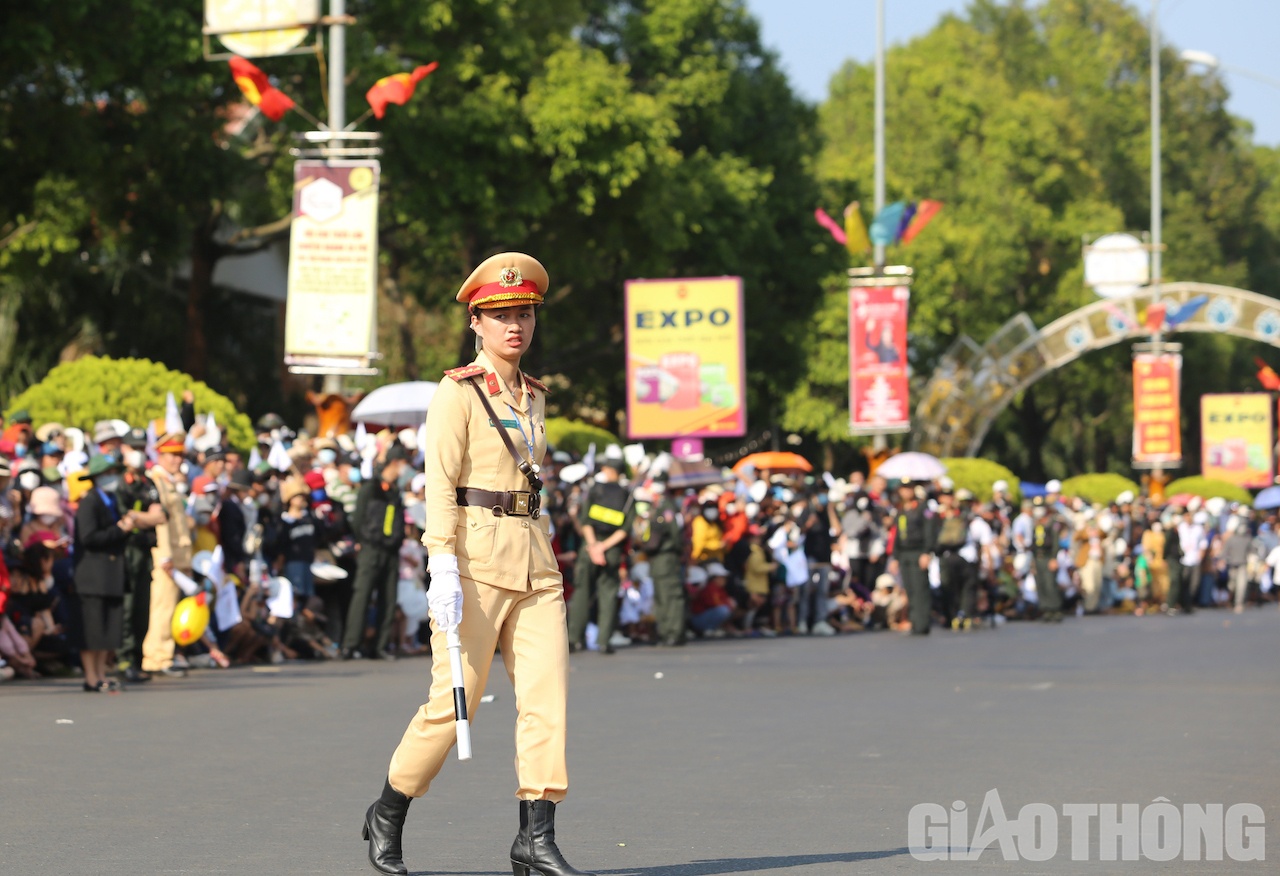 Lượng người tham gia tham gia Lễ hội quá đông, các nữ chiến sĩ áo vàng không một phút lơ là công việc.