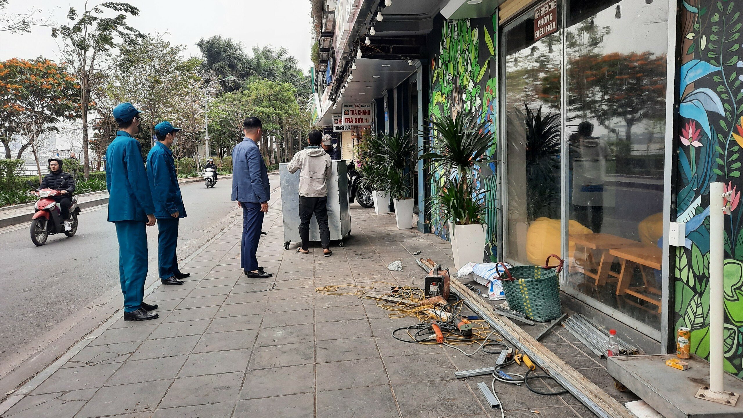 Trên phố Trích Sài (phường Bưởi), PV nhận thấy hầu hết những cơ sở kinh doanh ở đây đã nghiêm chỉnh chấp hành, không lấn chiếm vỉa hè.