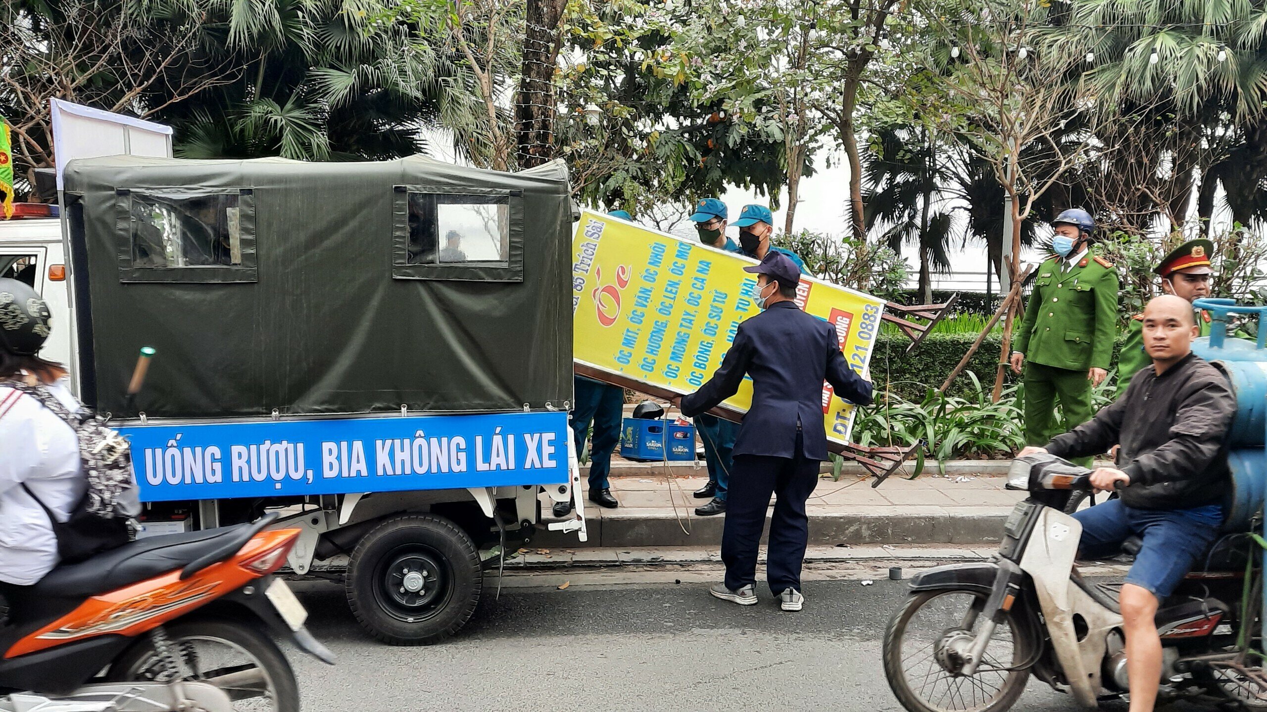 Cả tuyến phố dài 1km, Tổ công tác chỉ phát hiện một vài trường hợp để biển hiệu quảng cáo lấn chiếm vỉa hè.