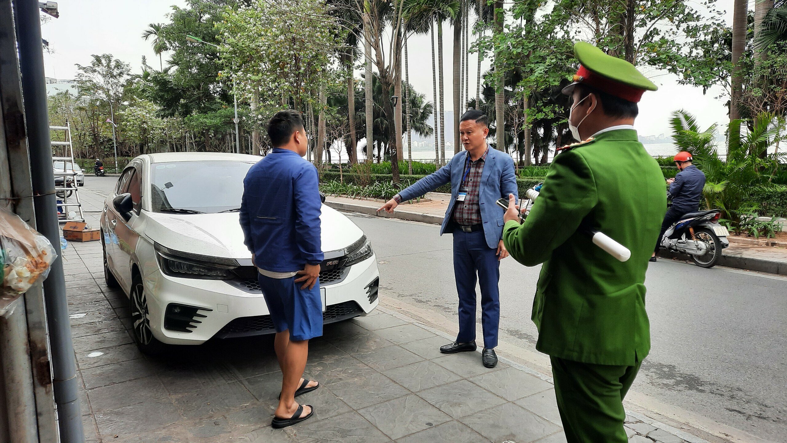 Trong quá trình xử lý trên phố Trích Sài, Tổ công tác đã phát hiện nhiều phương tiện ô tô dừng đỗ trái phép trên vỉa hè.
