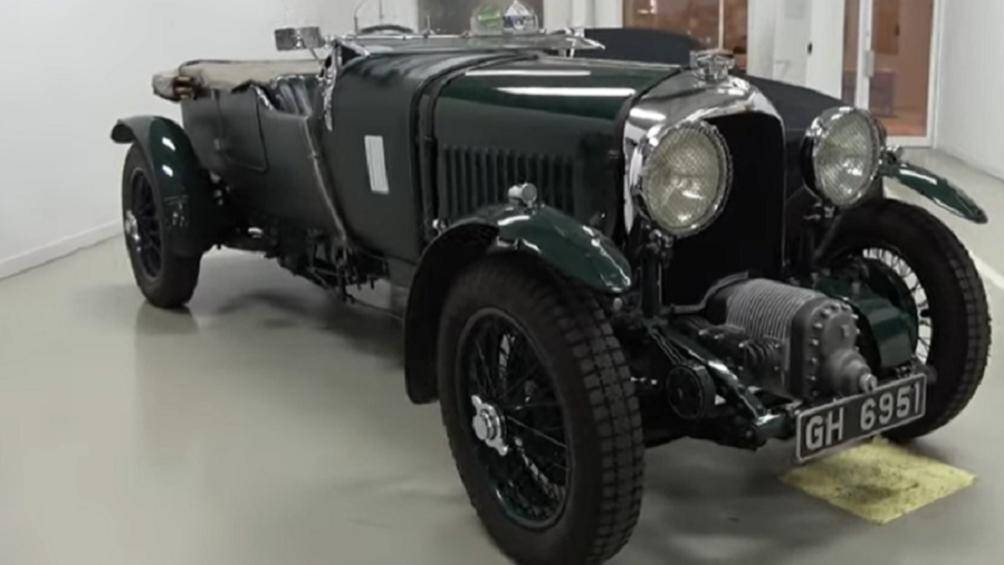 Ngoại thất của xe Bentley Blower Continuation được hoàn thiện trong màu đen bóng với nội thất bọc da màu đỏ Oxblood từ công ty Bridge of Weir