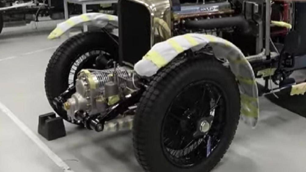 Vì là bản dựng từ chiếc xe đua 1929 nên các kỹ sư của bộ phận Mulliner đã mất 40.000 giờ để làm hoàn toàn thủ công