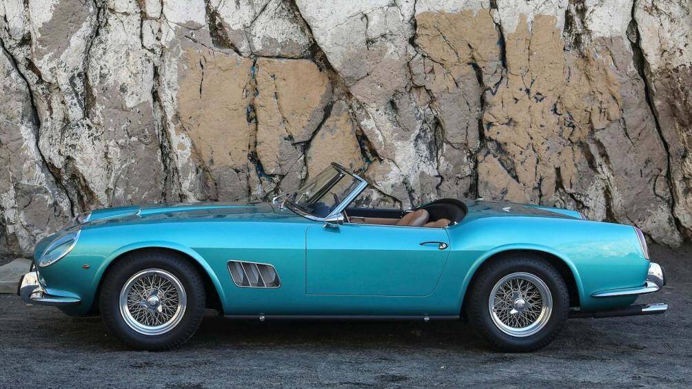 Mẫu xe có kính chắn gió lớn, nội thất tối giản, ghế thể thao lấy cảm hứng từ những chiếc xe đua