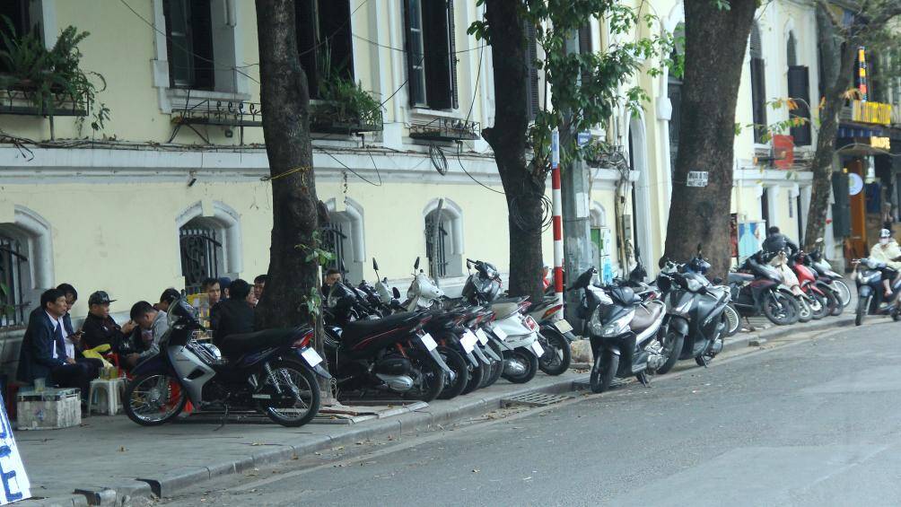 Những quán trà đá, xe máy cũng chiếm trọn vỉa hè ở tuyến phố Hàng Dầu.