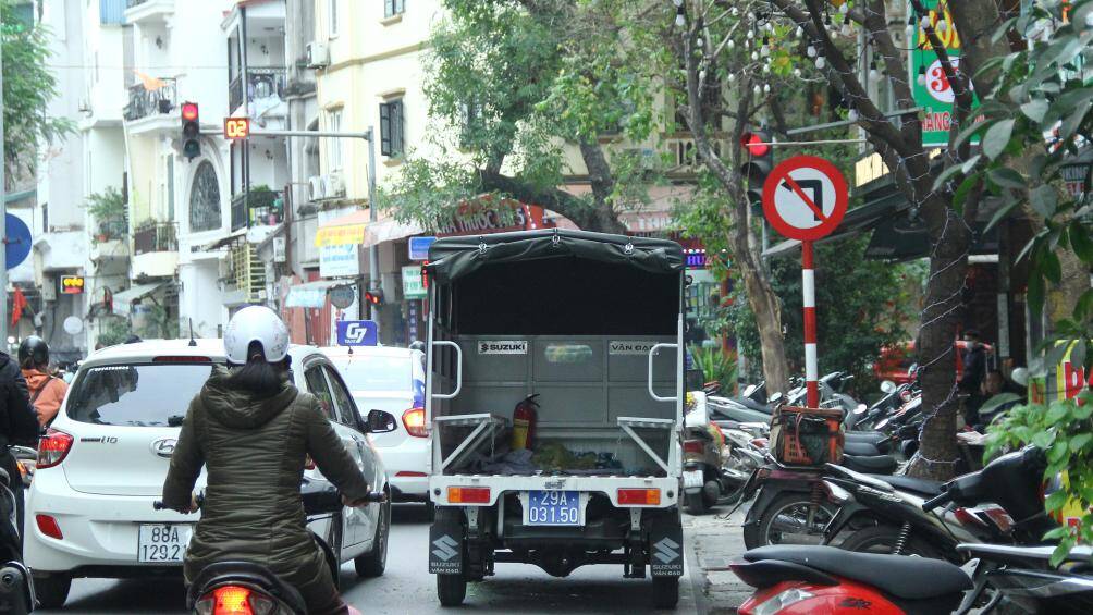 Mặc dù lực lượng chức năng tuần tra liên tục ở các tuyến phố nhưng mỗi khi tổ công tác rời đi thì người dân lại tiếp tục lấn chiếm vỉa hè.