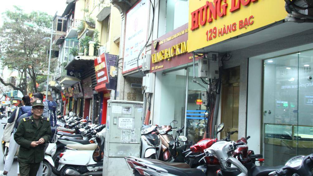 Trên vỉa hè tuyến phố Hàng Bạc, hầu hết là để giành cho việc đỗ xe máy. Người dân chỉ còn cách đi bộ dưới lòng đường.