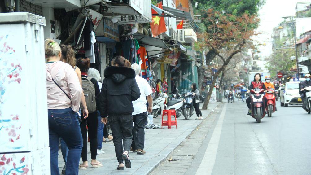 Người dân và du khách thoải mái đi bộ trên tuyến phố Hàng Ngang.