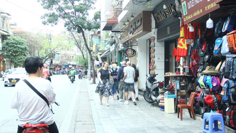 Tuy nhiên, dù đang giai đoạn triển khai cao điểm, nhiều tuyến phố ở quận Hoàn Kiếm đã xuất hiện tình trạng tái lấn chiếm. Ghi nhận của PV Báo Giao thông ngày 13/3, một đoạn vỉa hè tuyến phố Hàng Gai thông thoáng, tuy nhiên ở một số đoạn vỉa hè khác lại xuất hiện tình trạng nhếch nhác, lấn chiếm.