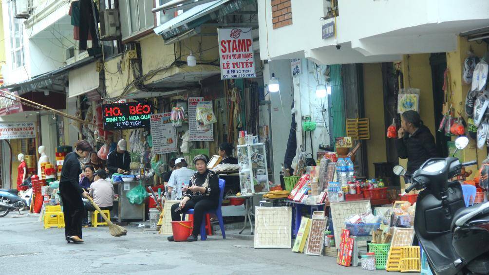 Các loại hàng hoá được bày bán kín vỉa hè, tràn xuống cả dưới lòng đường ở phố Tô Tịch. Những người bán hàng cũng bình thản kê ghế ngồi giữa sạp hàng hoá chiếm vỉa hè.