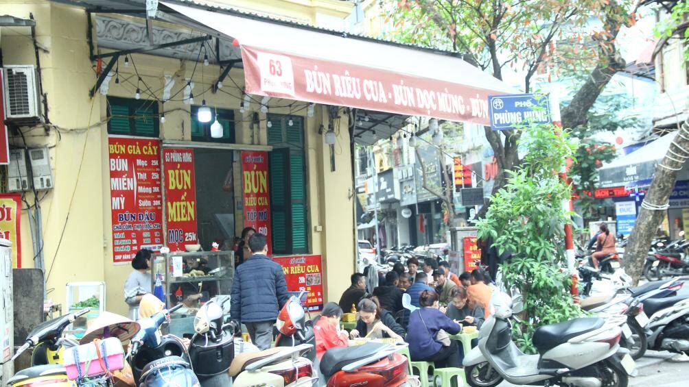 "Quán chúng tôi có diện tích nhỏ nhưng khách lại đông nên chúng tôi đành phải kê bàn ghế ra vỉa hè chứ không thì không thể buôn bán được", một người ở quán đồ ăn trên phố Phùng Hưng thanh minh.