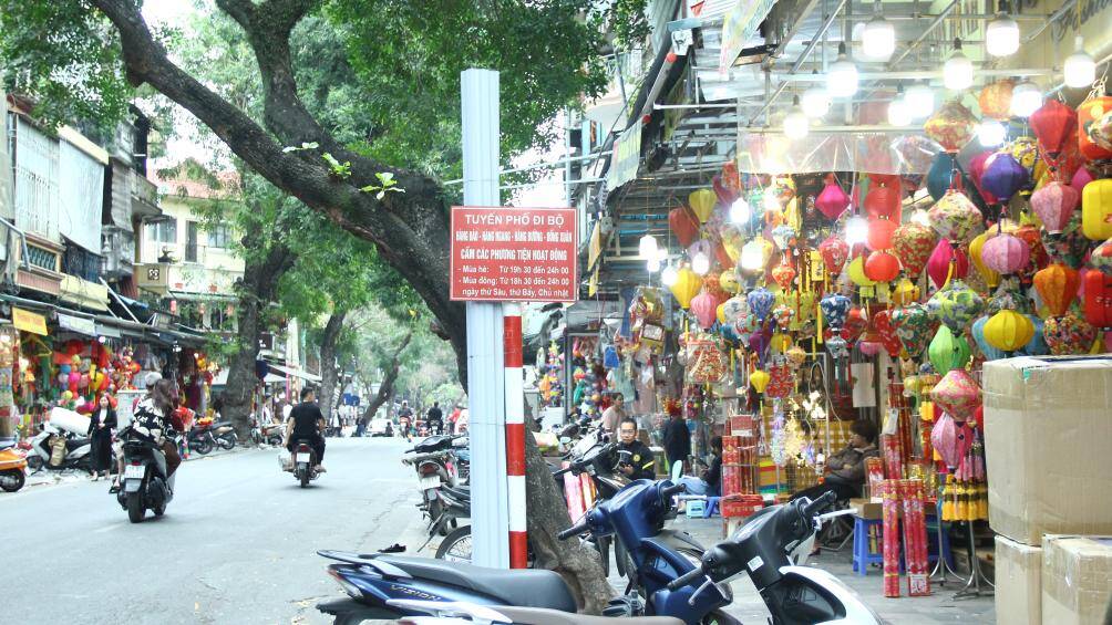 Tại tuyến phố Hàng Mã, mặc dù các cửa hàng không bày bừa ra vỉa hè để bán nhưng việc sắp xếp xe máy lộn xộn gây khó khăn cho người đi bộ.