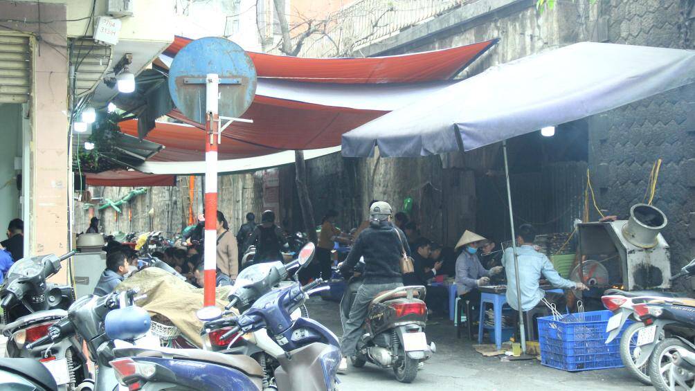 Khi PV đề cập đến việc nhiều tuyến phố đã tái vi phạm lấn chiếm vỉa hè, vị đại diện này cho hay: "Ban đầu, một số người dân thấy lực lượng chức năng rời đi có thể tái vi phạm. Chúng tôi đang cố gắng để xử lý triệt để, kiên trì, giúp người dân không lấn chiếm vỉa hè, lòng đường".