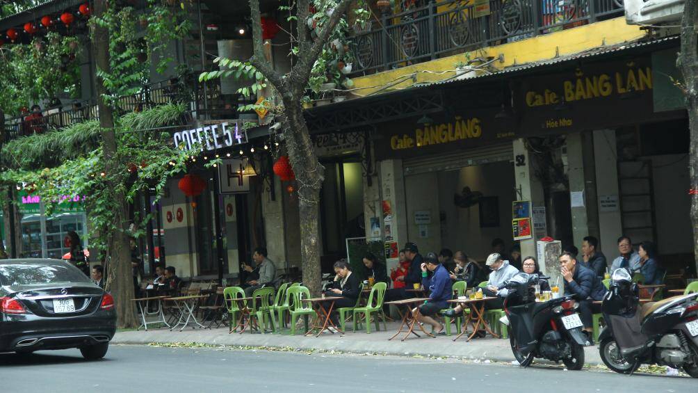 Bàn ghế cũng được quán cà phê trên phố Hoè Nhai kê ra ngoài, chiếm trọn vỉa hè.