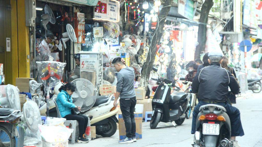 Về việc tái lấn chiếm vỉa hè, bà Bùi Thị An, nguyên Đại biểu Quốc hội, Viện trưởng Viện Tài nguyên môi trường và phát triển cộng đồng cho rằng, lãnh đạo xã, phường nào không đảm đương được trách nhiệm quản lý vỉa hè vì những nguyên nhân chủ quan thì đề nghị thành phố xử lý, nhẹ thì cắt thi đua, hạ thi đua. Nếu có sai phạm đến mức kỷ luật thì phải kỷ luật nghiêm theo đúng Luật Công chức, viên chức và các quy định hiện hành.