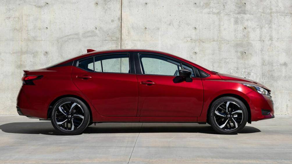 1. Nissan Versa 2023 (giá khởi điểm: 15.730 USD)