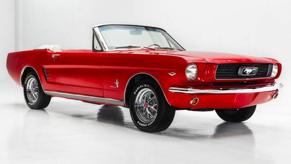 1. Ford Mustang GT mui trần thế hệ thứ nhất