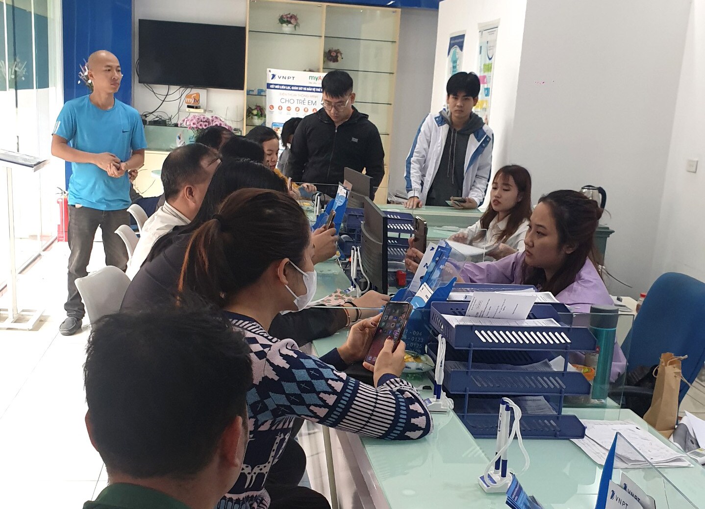 Với những thuê bao chưa chính chủ, thì cả chủ thuê bao trên giấy tờ và người đang sử dụng số điện thoại đó cùng phải đến điểm giao dịch để làm thủ tục.
