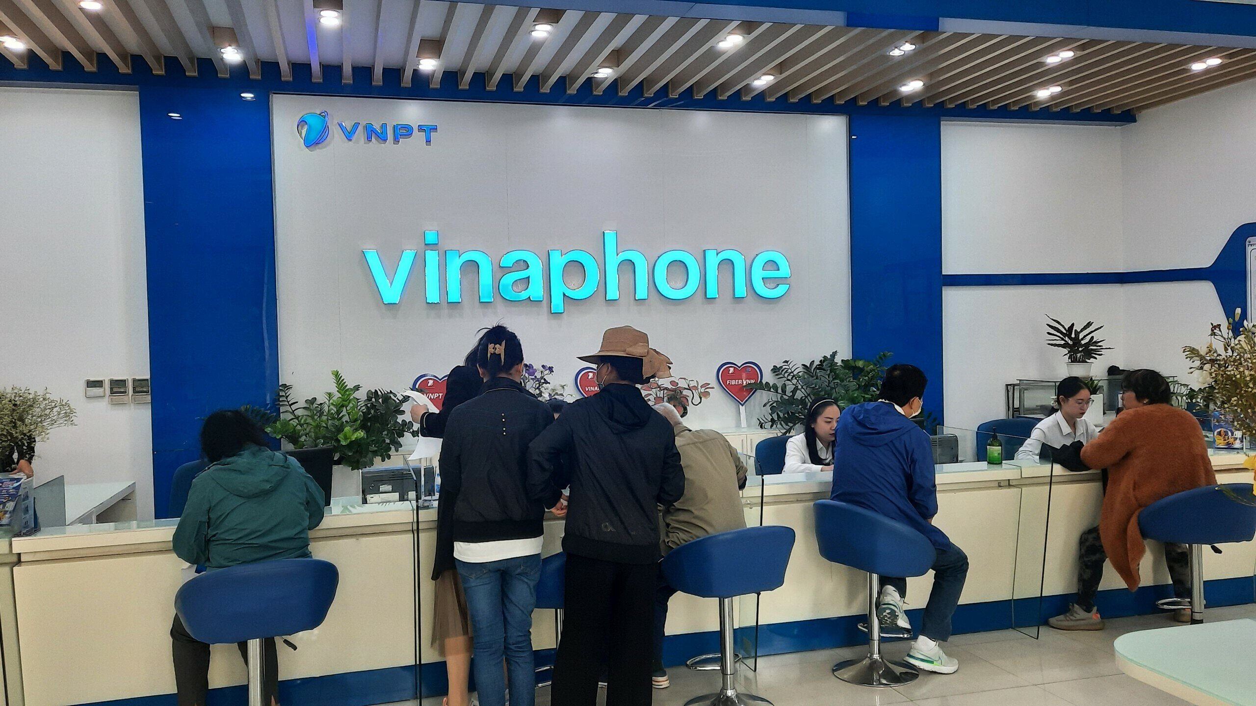 "Để phục vụ khách hàng tốt nhất, chúng tôi  đã được bố trí tăng cường nhân sự và làm việc xuyên trưa", đại diện của hàng giao dịch VinaPhone 75 Đinh Tiên Hoàng cho hay.