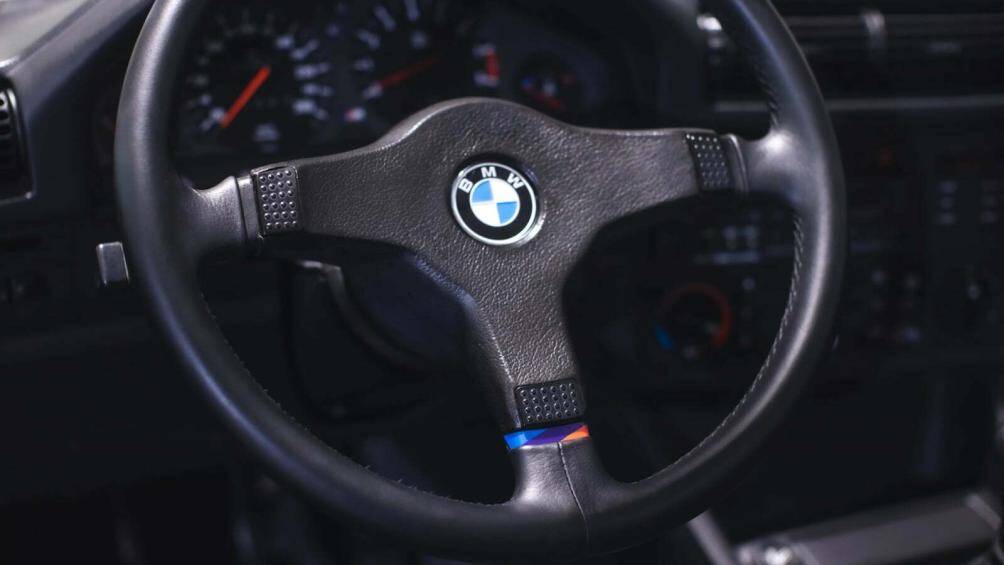 Mọi cài đặt đều có thể được điều chỉnh bằng cách nhấn nút, sử dụng bộ điều khiển trượt hoặc xoay nút xoay