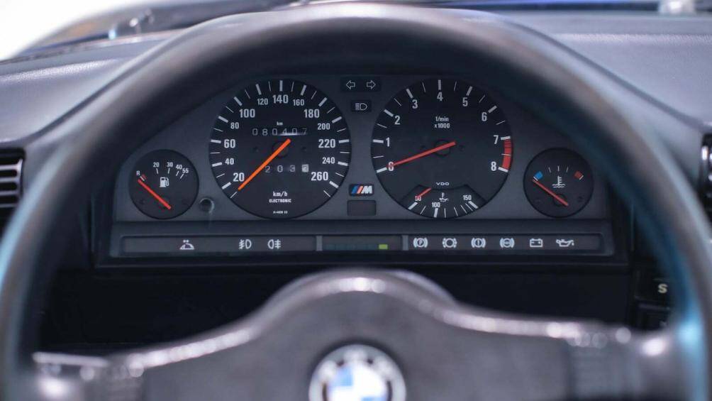 Trong nội thất, chiếc xe được bọc da màu đen đơn giản, bảng điều khiển thiết kế góc cạnh và đồng hồ đo màu trắng