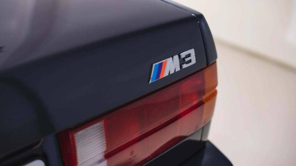 Chiếc xe chưa bao giờ được bán chính thức ở Mỹ cũng như trên thế giới do ý tưởng về một chiếc xe mui trần quá kỳ lạ vào thời điểm đó