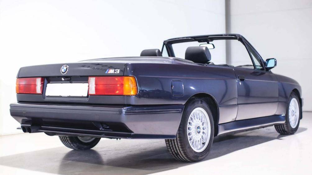 Là một trong số 781 chiếc E30 M3 Convertible từng được sản xuất, xe đang được rao bán với mức giá 59.000 USD (1,4 tỷ đồng)