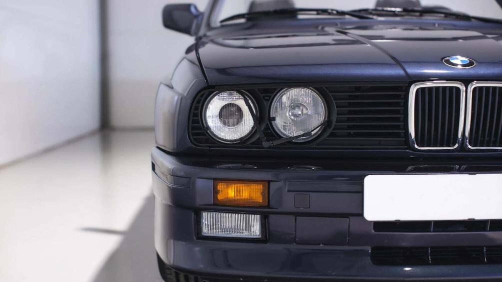 Phần thân xe đã được phục chế chuyên sâu vì trước đó đã có vết rỉ sét dưới ngưỡng cửa. Tất cả những vết này đều đã được loại bỏ