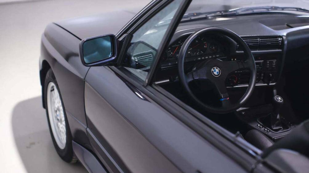 Bên trong, màn hình hiển thị nhiệt độ và máy tính bảng đã được thay thế. Vô lăng, ghế được làm mới và lắp đặt thêm đài cassette BMW